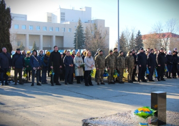 «ВОНИ ВИЯВИЛИСЯ МІЦНІШИМИ ЗА БЕТОН»: У НЕТІШИНСЬКІЙ ГРОМАДІ ВІДЗНАЧИЛИ 10-ТУ РІЧНИЦЮ ВІДВАГИ «КІБОРГІВ»