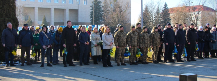 «ВОНИ ВИЯВИЛИСЯ МІЦНІШИМИ ЗА БЕТОН»: У НЕТІШИНСЬКІЙ ГРОМАДІ ВІДЗНАЧИЛИ 10-ТУ РІЧНИЦЮ ВІДВАГИ «КІБОРГІВ»