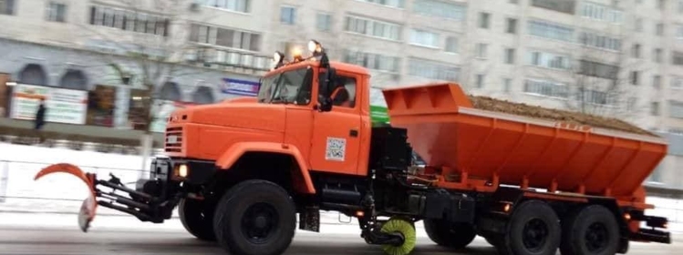 11 одиниць техніки працюють по розчистці вулиць від снігу 