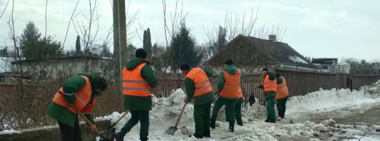 Комунальники чистять від снігу тротуари в садибній забудові міста